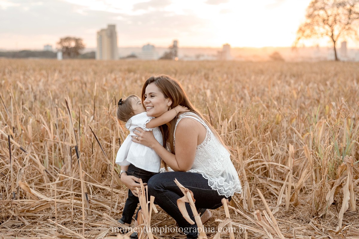 ensaio mãe e filha, rio verde, goiás, ensaio de família, fotos de família, fotos no cerrado brasileiro, tempo de estiagem, nascer do sol, referência em fotos de família, momentum photographia