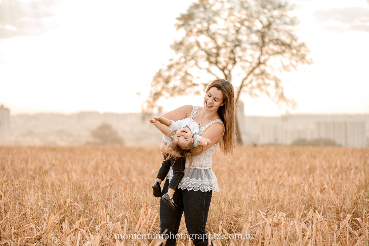 ensaio mãe e filha, rio verde, goiás, ensaio de família, fotos de família, fotos no cerrado brasileiro, tempo de estiagem, nascer do sol, referência em fotos de família, momentum photographia