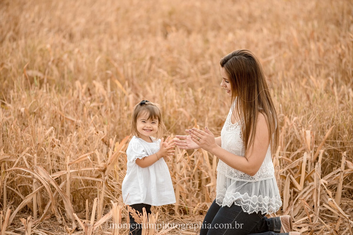 ensaio mãe e filha, rio verde, goiás, ensaio de família, fotos de família, fotos no cerrado brasileiro, tempo de estiagem, nascer do sol, referência em fotos de família, momentum photographia