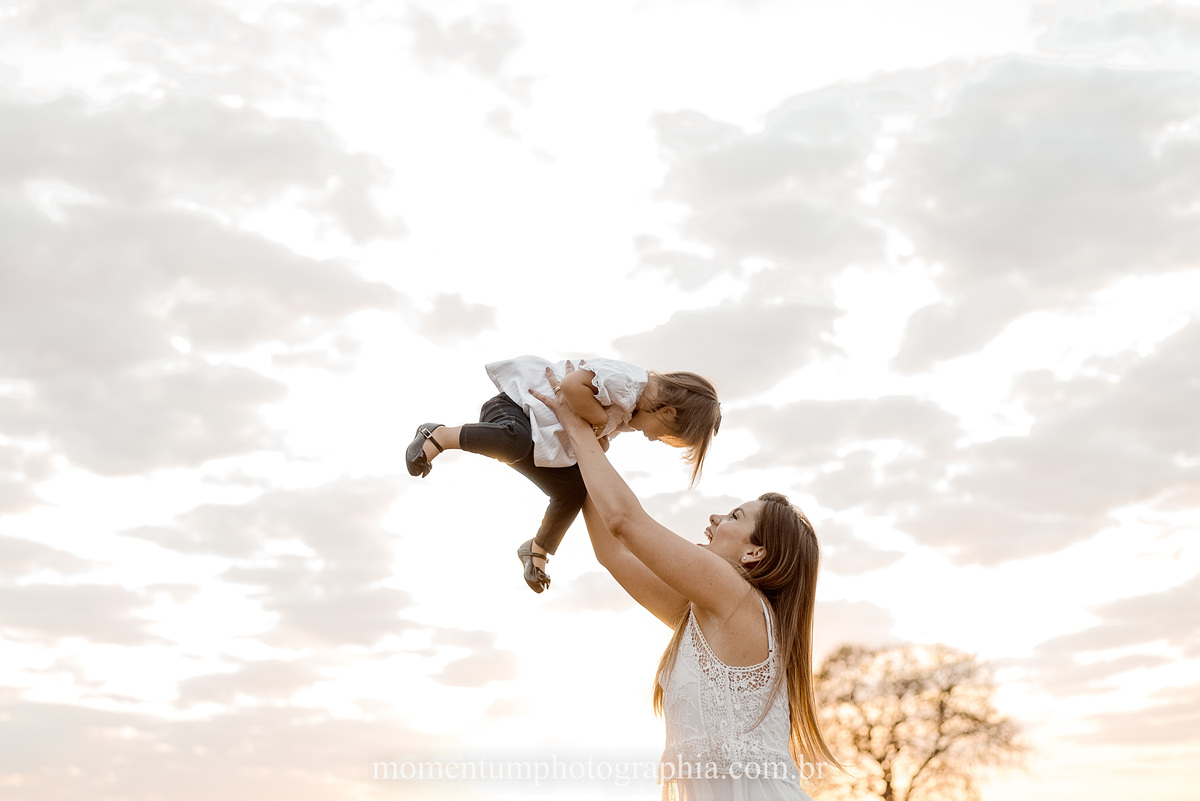 ensaio mãe e filha, rio verde, goiás, ensaio de família, fotos de família, fotos no cerrado brasileiro, tempo de estiagem, nascer do sol, referência em fotos de família, momentum photographia