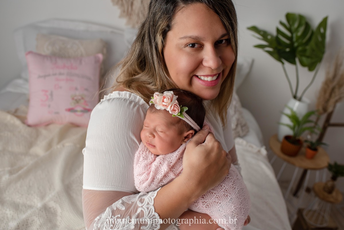 foto momentum photographia ensaio newborn petropolis rj estudio recem nascido mae menina maternidade gestante