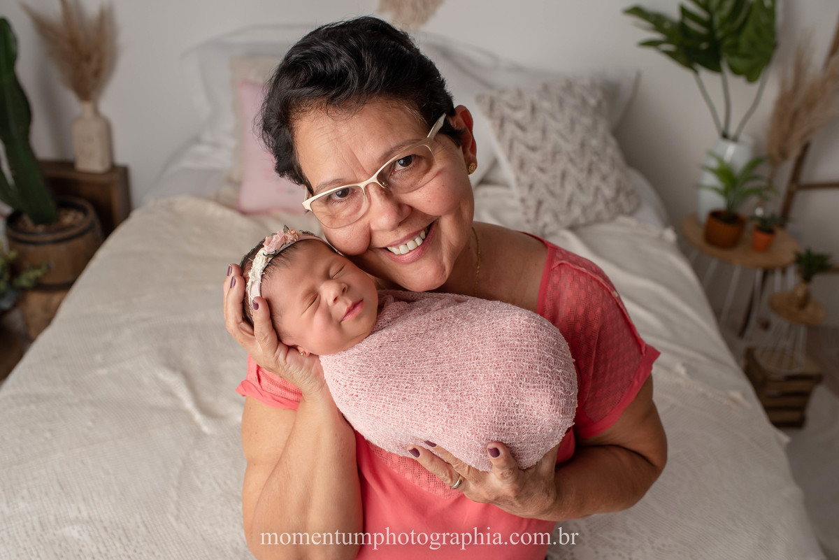 foto momentum photographia ensaio newborn petropolis rj estudio recem nascido mae menina maternidade gestante