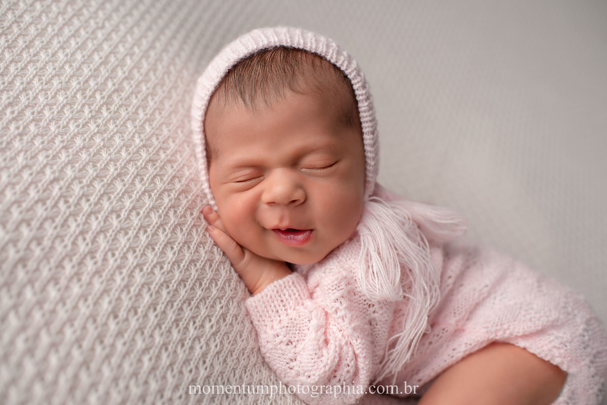 foto momentum photographia ensaio newborn petropolis rj estudio recem nascido mae menina maternidade gestante