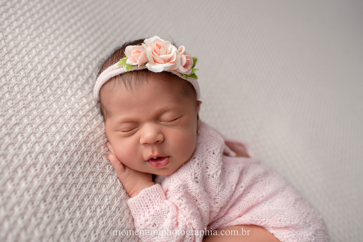 foto momentum photographia ensaio newborn petropolis rj estudio recem nascido mae menina maternidade gestante