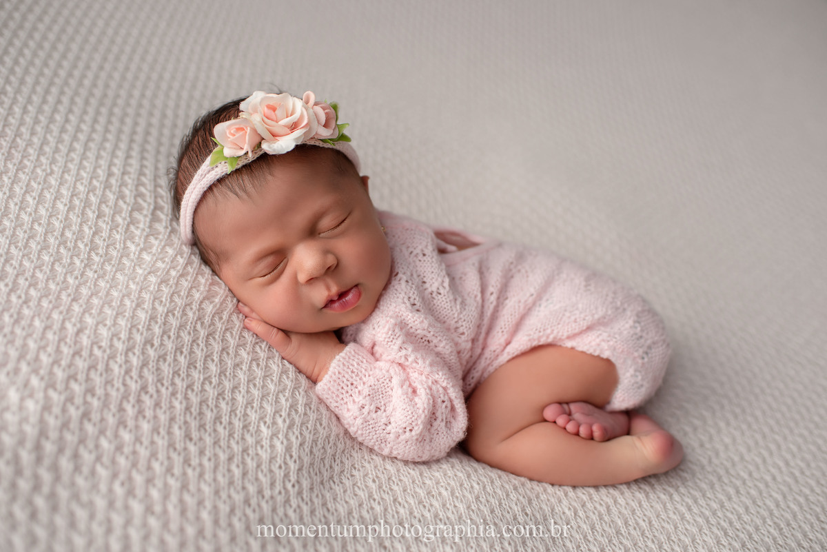 foto momentum photographia ensaio newborn petropolis rj estudio recem nascido mae menina maternidade gestante