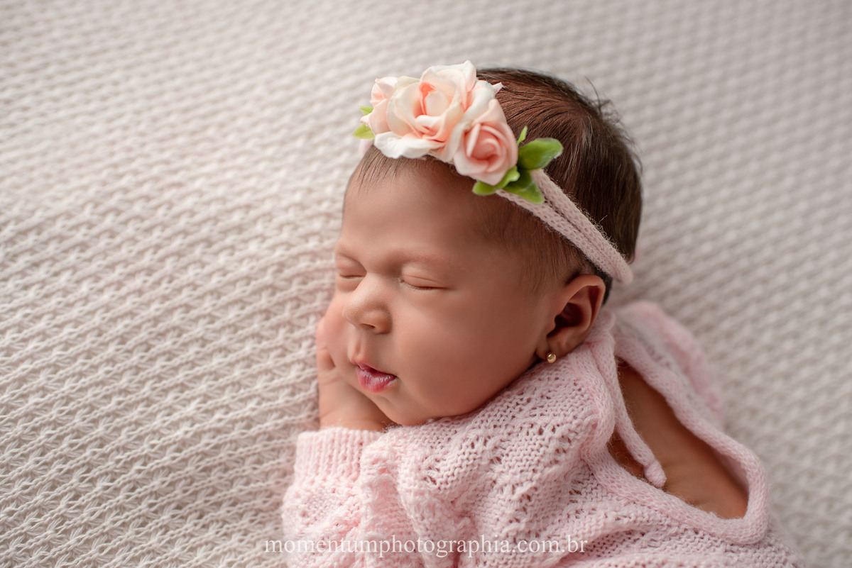 foto momentum photographia ensaio newborn petropolis rj estudio recem nascido mae menina maternidade gestante