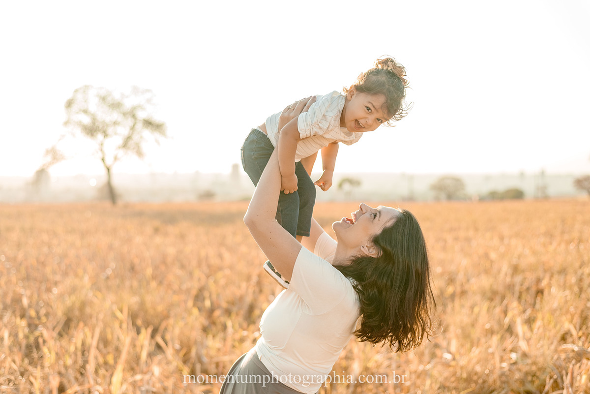 ensaio de familia, mae e filha, rio verde, goias, foto momentum photographia, petropolis e rio verde, fotos espontaneas, lifestyle, fotos verdadeiras, momentos reais