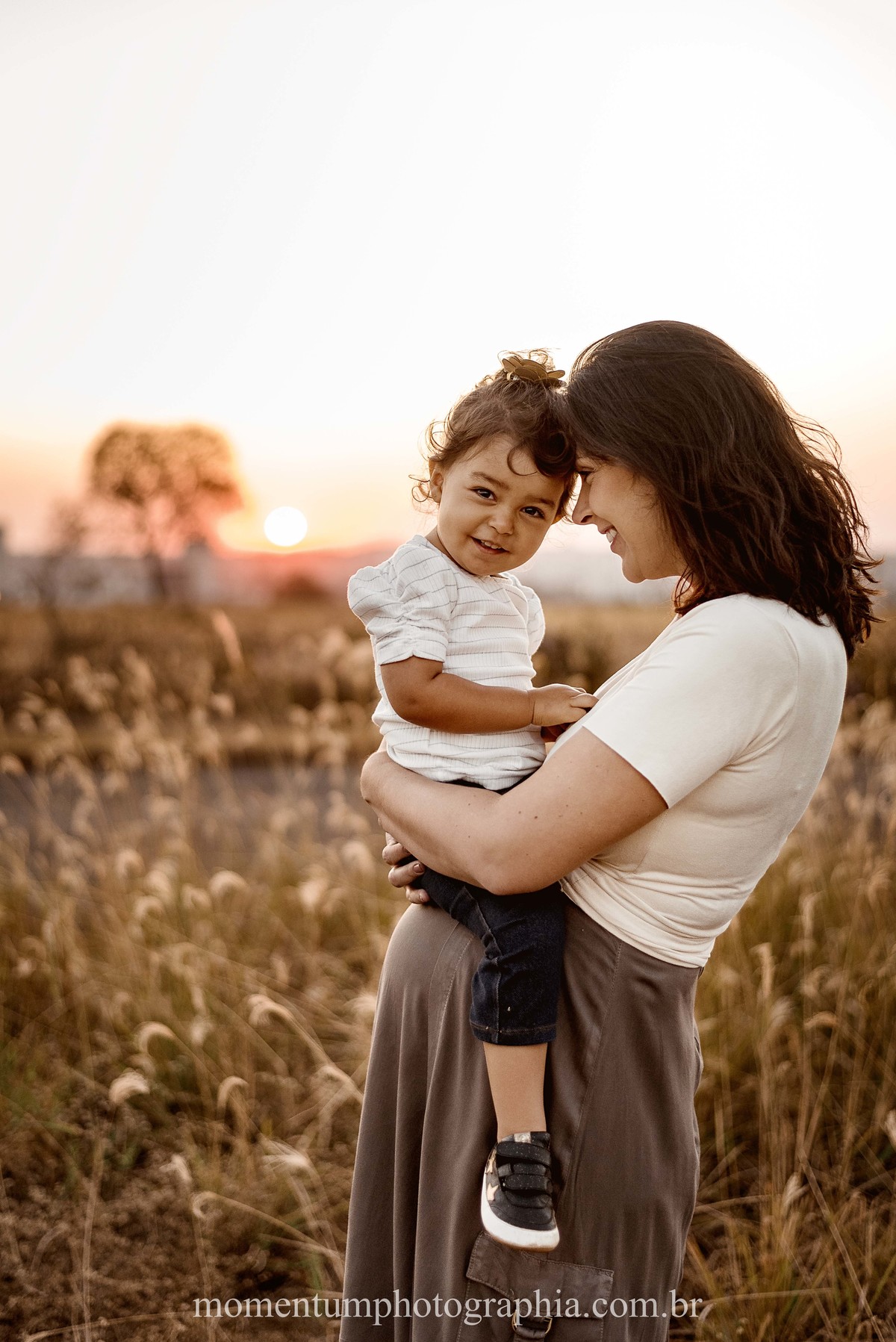 ensaio de familia, mae e filha, rio verde, goias, foto momentum photographia, petropolis e rio verde, fotos espontaneas, lifestyle, fotos verdadeiras, momentos reais