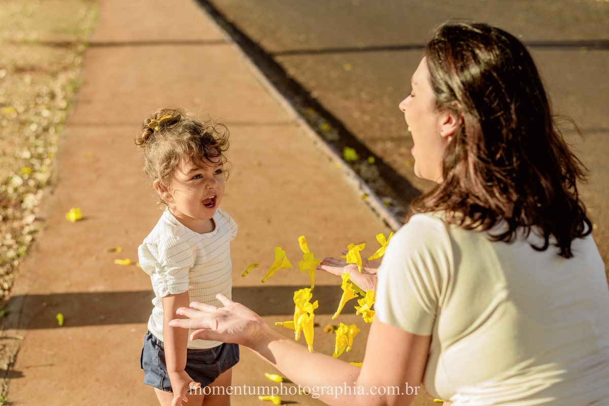 ensaio de familia, mae e filha, rio verde, goias, foto momentum photographia, petropolis e rio verde, fotos espontaneas, lifestyle, fotos verdadeiras, momentos reais
