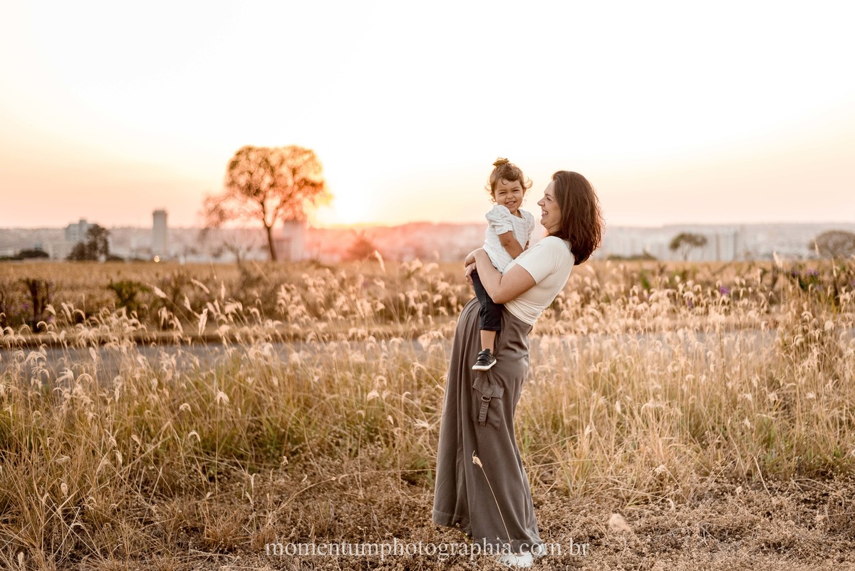 ensaio de familia, mae e filha, rio verde, goias, foto momentum photographia, petropolis e rio verde, fotos espontaneas, lifestyle, fotos verdadeiras, momentos reais