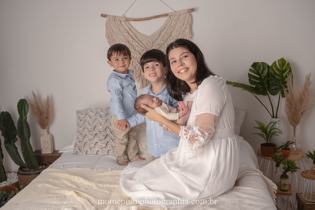 foto momentum photographia ensaio newborn petropolis rj estudio recem nascido mae menina maternidade gestante