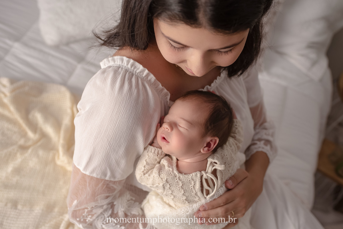 foto momentum photographia ensaio newborn petropolis rj estudio recem nascido mae menina maternidade gestante