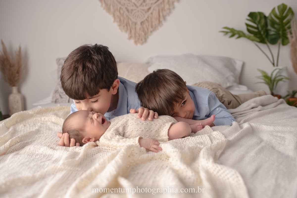 foto momentum photographia ensaio newborn petropolis rj estudio recem nascido mae menina maternidade gestante