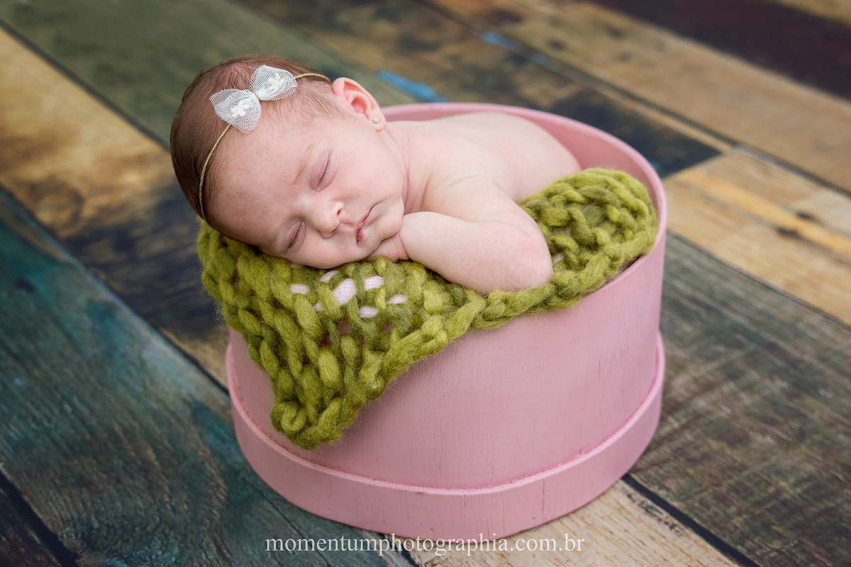 foto tirada por momentum photographia newborn estudio menina petropolis rj