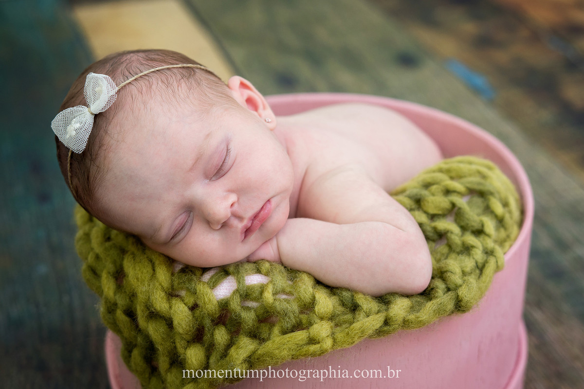 foto tirada por momentum photographia newborn estudio menina petropolis rj