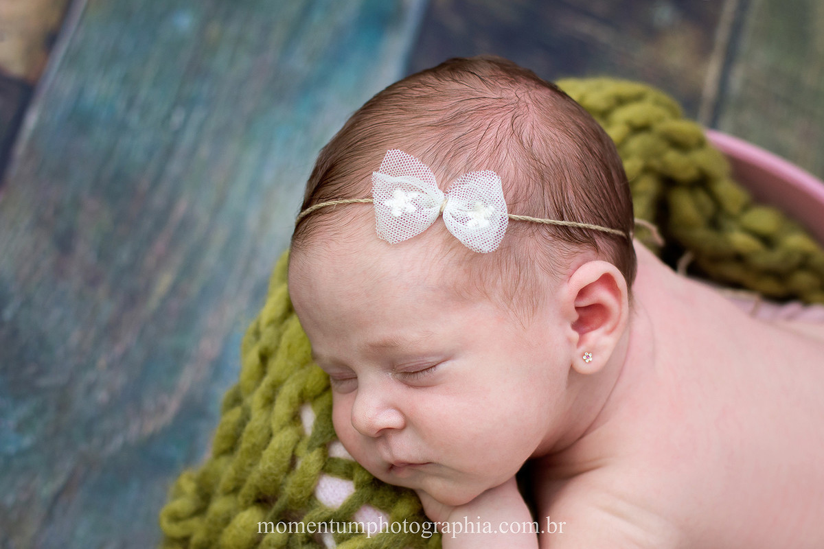 foto tirada por momentum photographia newborn estudio menina petropolis rj