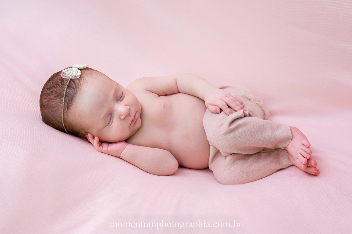 foto tirada por momentum photographia newborn estudio menina petropolis rj