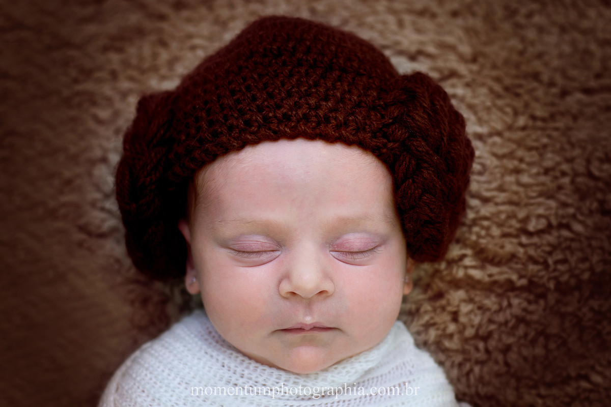 foto tirada por momentum photographia newborn petropolis rj star wars princesa leia estudio