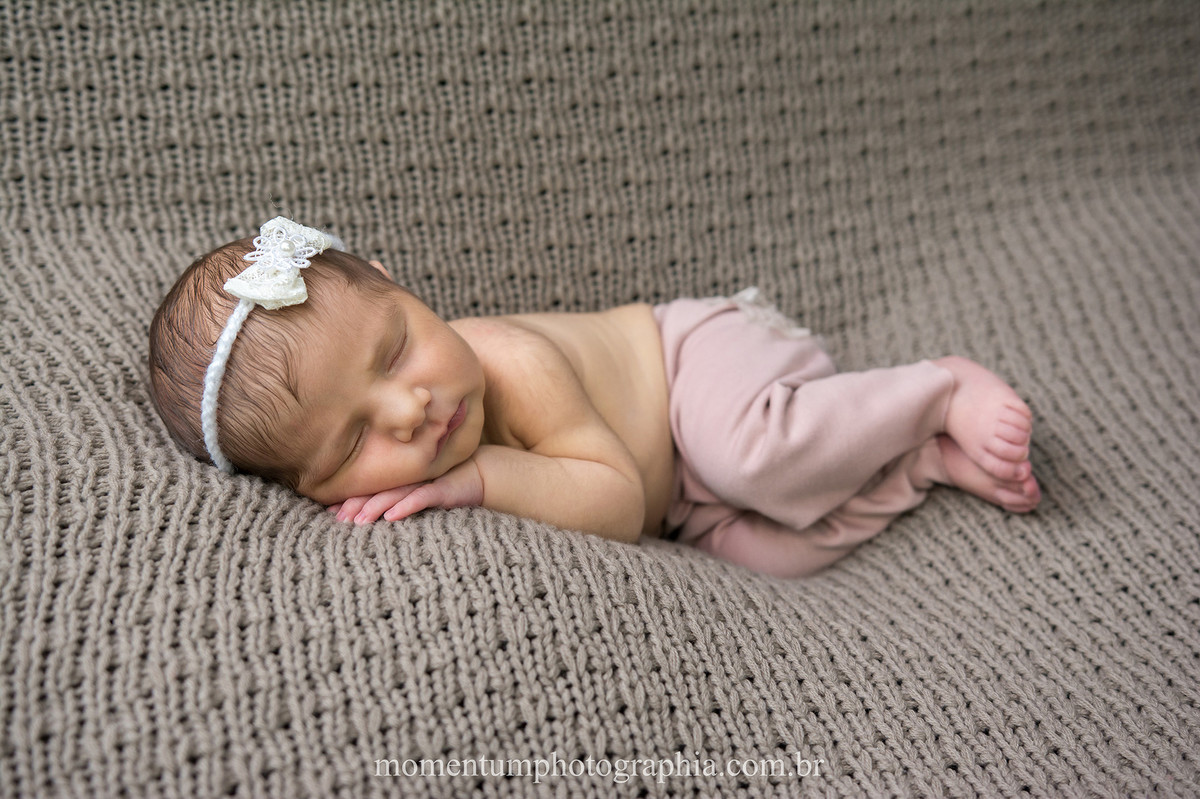 foto newborn tirada por Momentum Photographia em Petropolis-RJ no estudio recem nascido