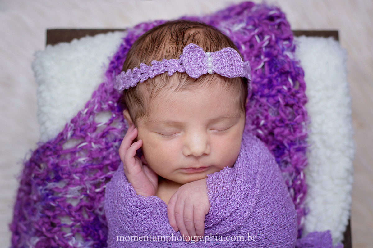 foto newborn tirada por Momentum Photographia em Petropolis-RJ no estudio