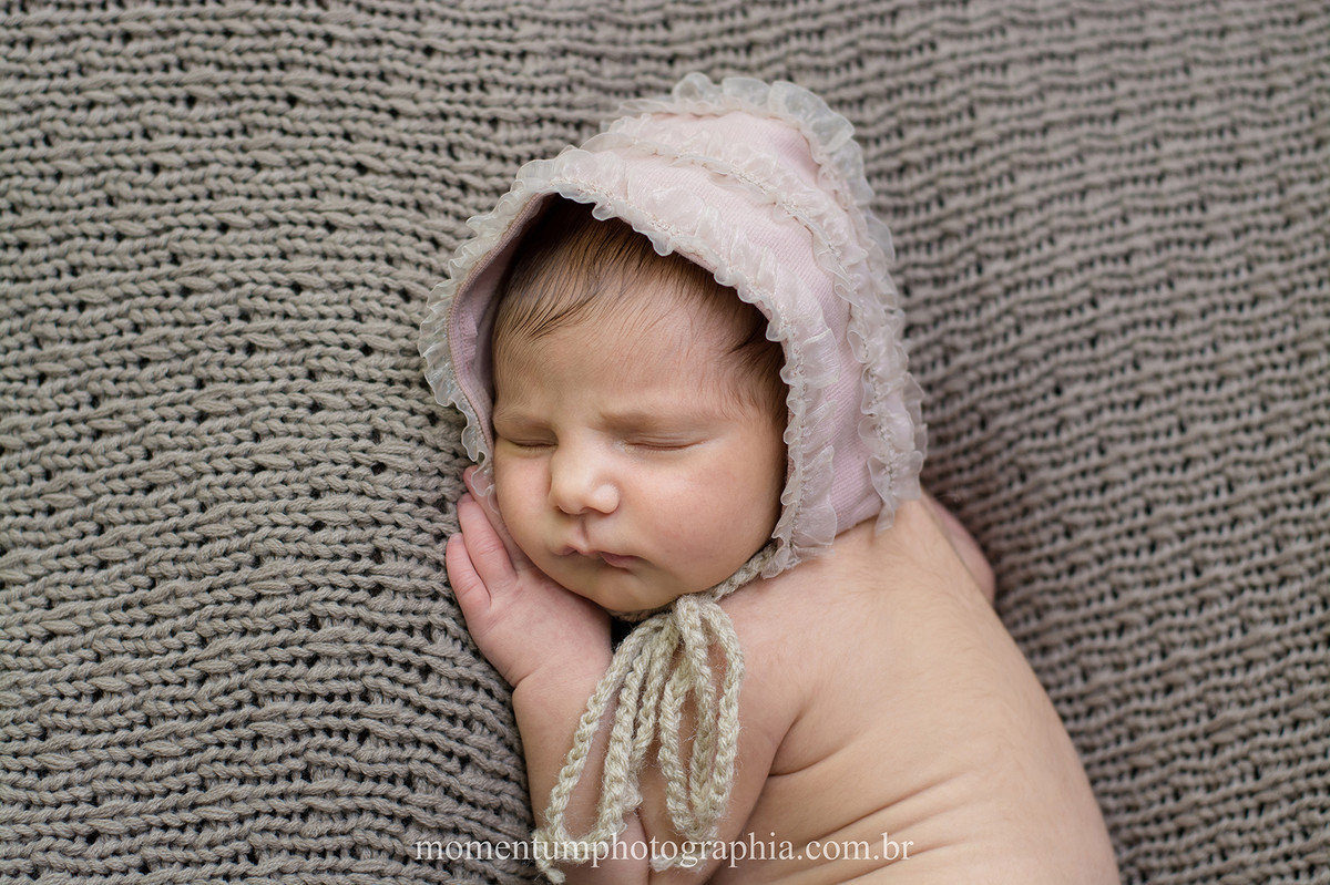 foto newborn tirada por Momentum Photographia em Petropolis-RJ no estudio