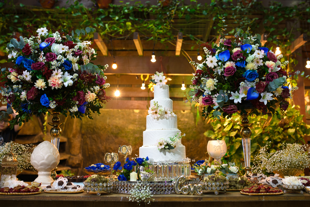 Cerimonia de Casamento no salão Are e Anne em São Gonçalo - RJ.  Noivo, noiva, padrinhos, decoração e iluminação, tudo estava perfeito.