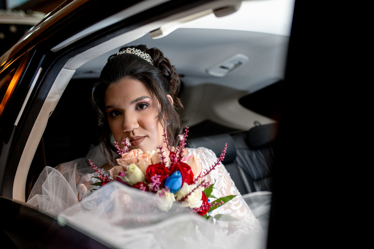 Cerimonia de Casamento no salão Are e Anne em São Gonçalo - RJ.  Noivo, noiva, padrinhos, decoração e iluminação, tudo estava perfeito.