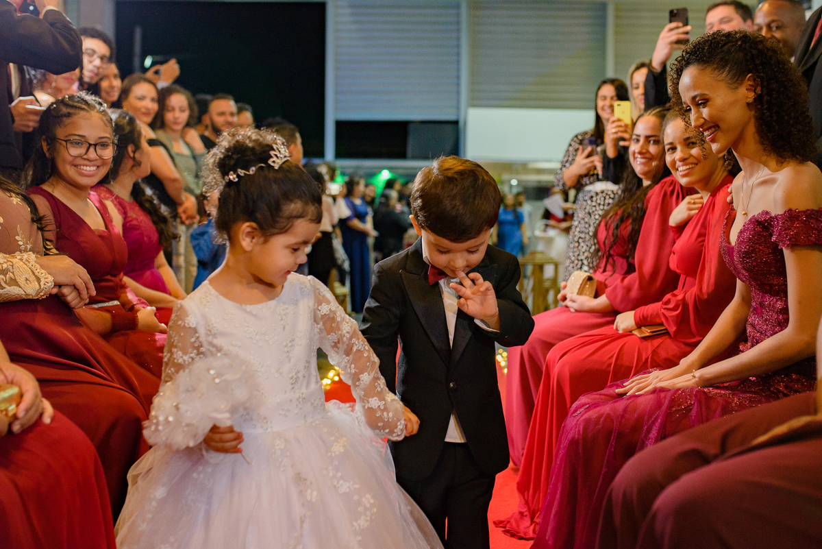Cerimonia de Casamento no salão Are e Anne em São Gonçalo - RJ.  Noivo, noiva, padrinhos, decoração e iluminação, tudo estava perfeito.