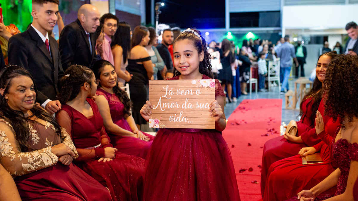 Cerimonia de Casamento no salão Are e Anne em São Gonçalo - RJ.  Noivo, noiva, padrinhos, decoração e iluminação, tudo estava perfeito.