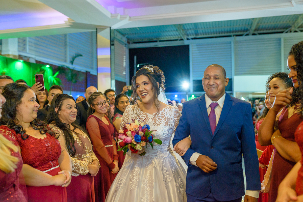 Cerimonia de Casamento no salão Are e Anne em São Gonçalo - RJ.  Noivo, noiva, padrinhos, decoração e iluminação, tudo estava perfeito.