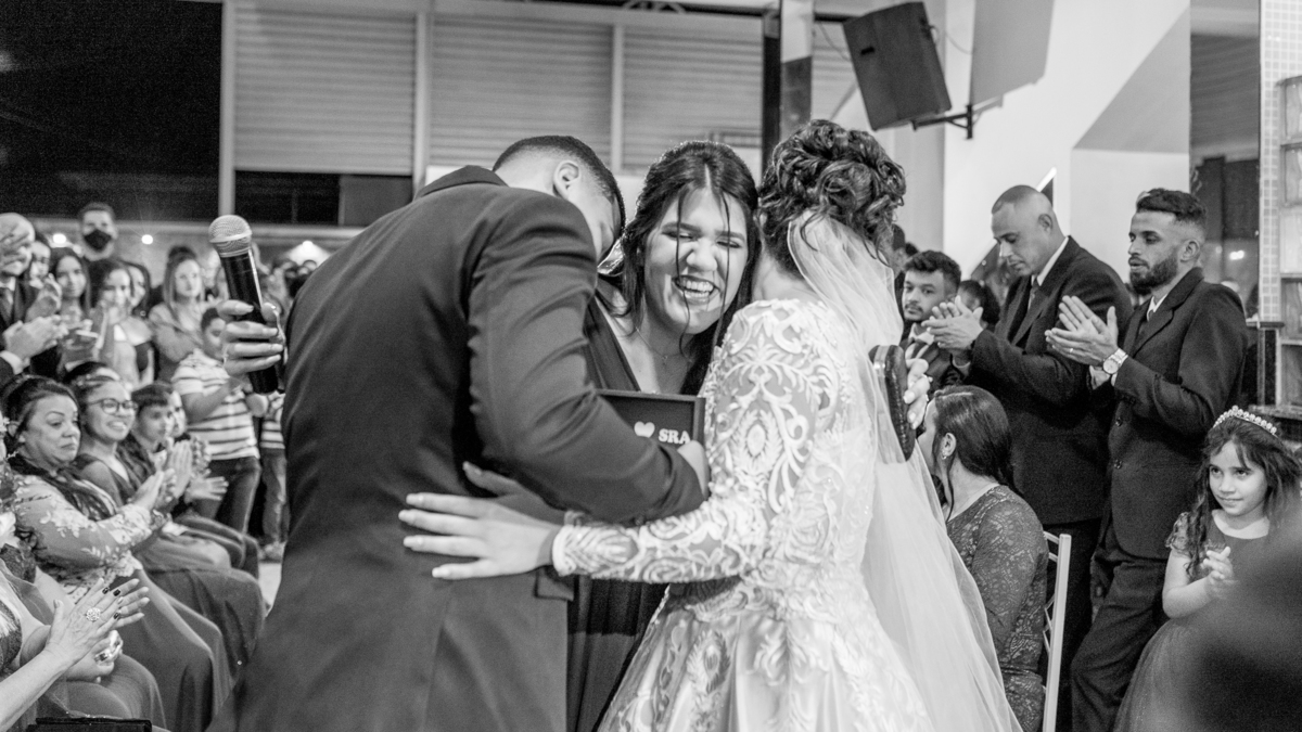 Cerimonia de Casamento no salão Are e Anne em São Gonçalo - RJ.  Noivo, noiva, padrinhos, decoração e iluminação, tudo estava perfeito.