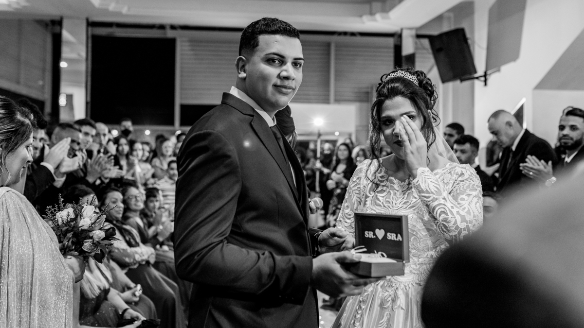 Cerimonia de Casamento no salão Are e Anne em São Gonçalo - RJ.  Noivo, noiva, padrinhos, decoração e iluminação, tudo estava perfeito.