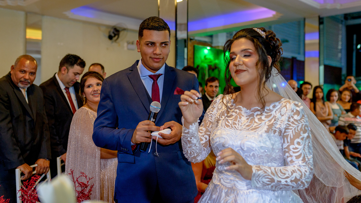 Cerimonia de Casamento no salão Are e Anne em São Gonçalo - RJ.  Noivo, noiva, padrinhos, decoração e iluminação, tudo estava perfeito.