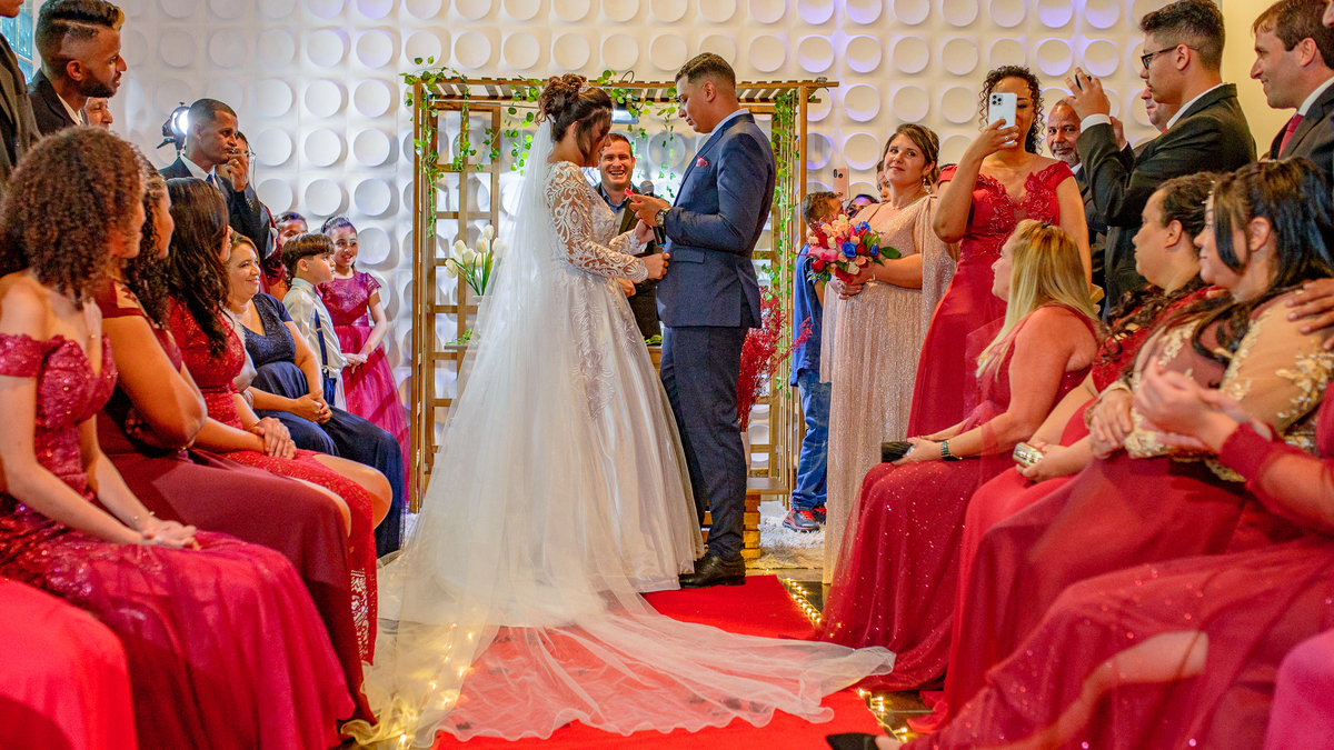 Cerimonia de Casamento no salão Are e Anne em São Gonçalo - RJ.  Noivo, noiva, padrinhos, decoração e iluminação, tudo estava perfeito.