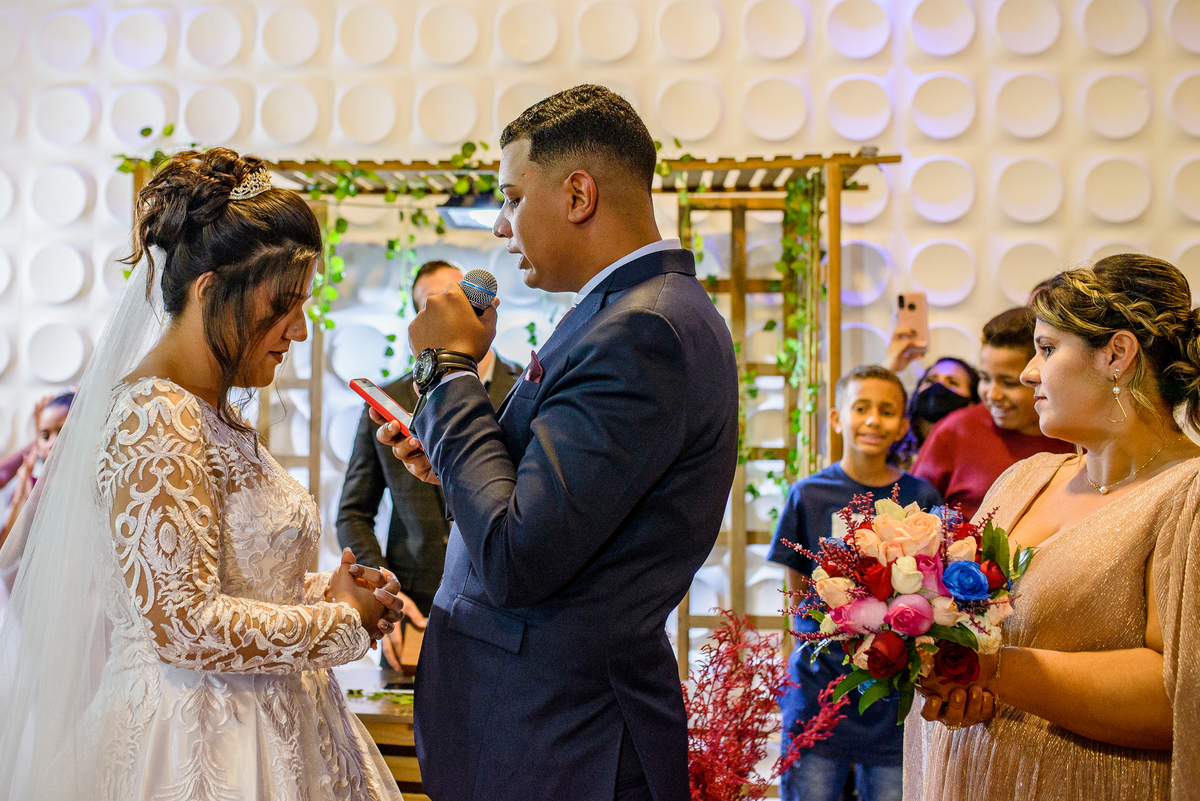 Cerimonia de Casamento no salão Are e Anne em São Gonçalo - RJ.  Noivo, noiva, padrinhos, decoração e iluminação, tudo estava perfeito.