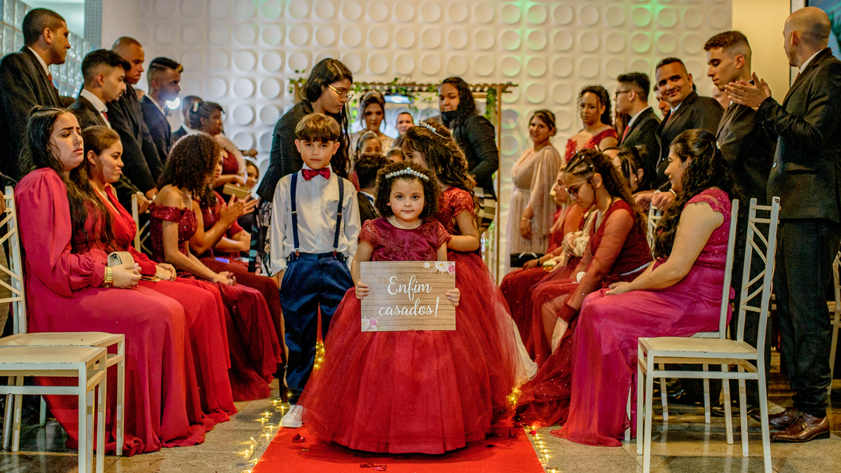 Cerimonia de Casamento no salão Are e Anne em São Gonçalo - RJ.  Noivo, noiva, padrinhos, decoração e iluminação, tudo estava perfeito.