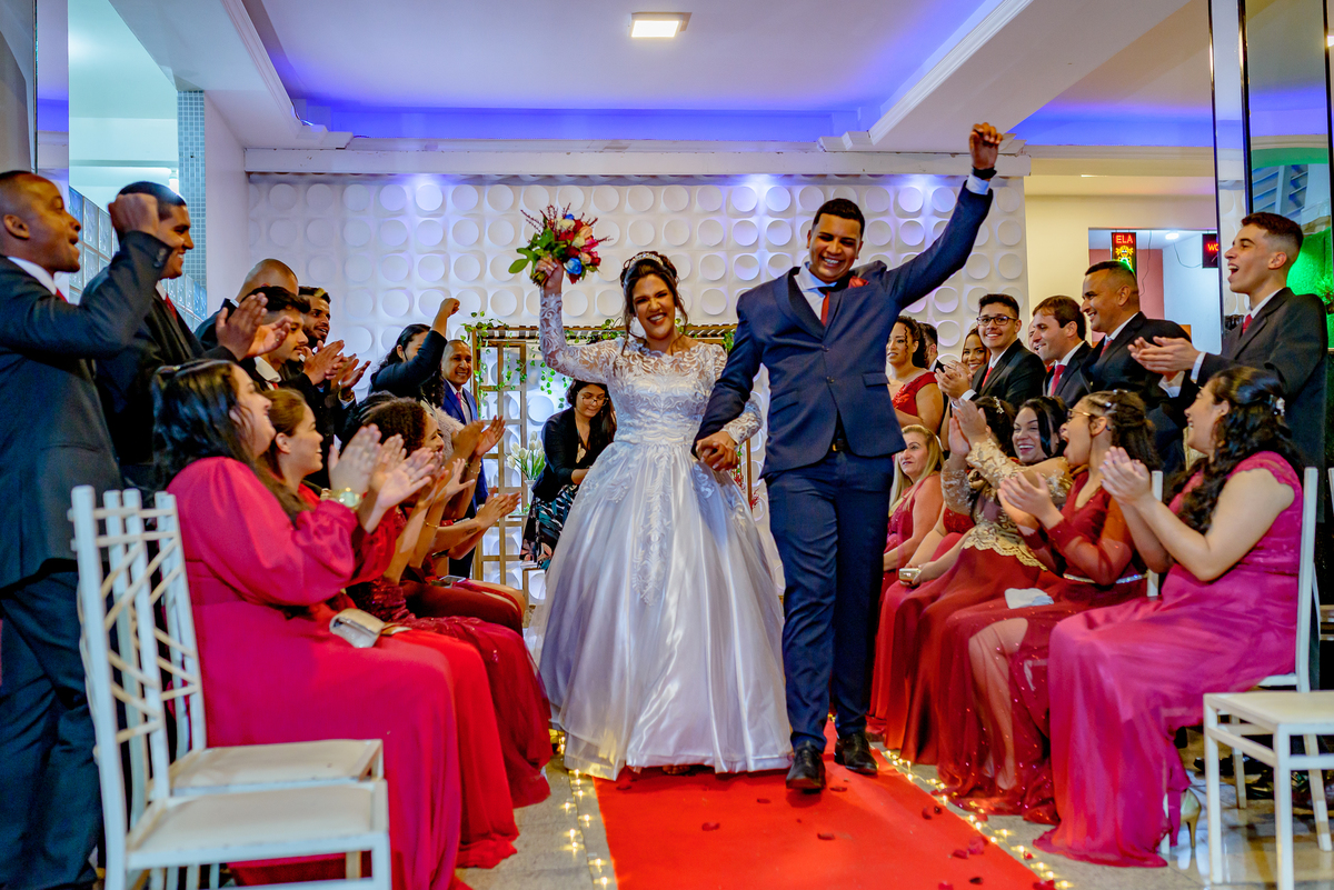 Cerimonia de Casamento no salão Are e Anne em São Gonçalo - RJ.  Noivo, noiva, padrinhos, decoração e iluminação, tudo estava perfeito.