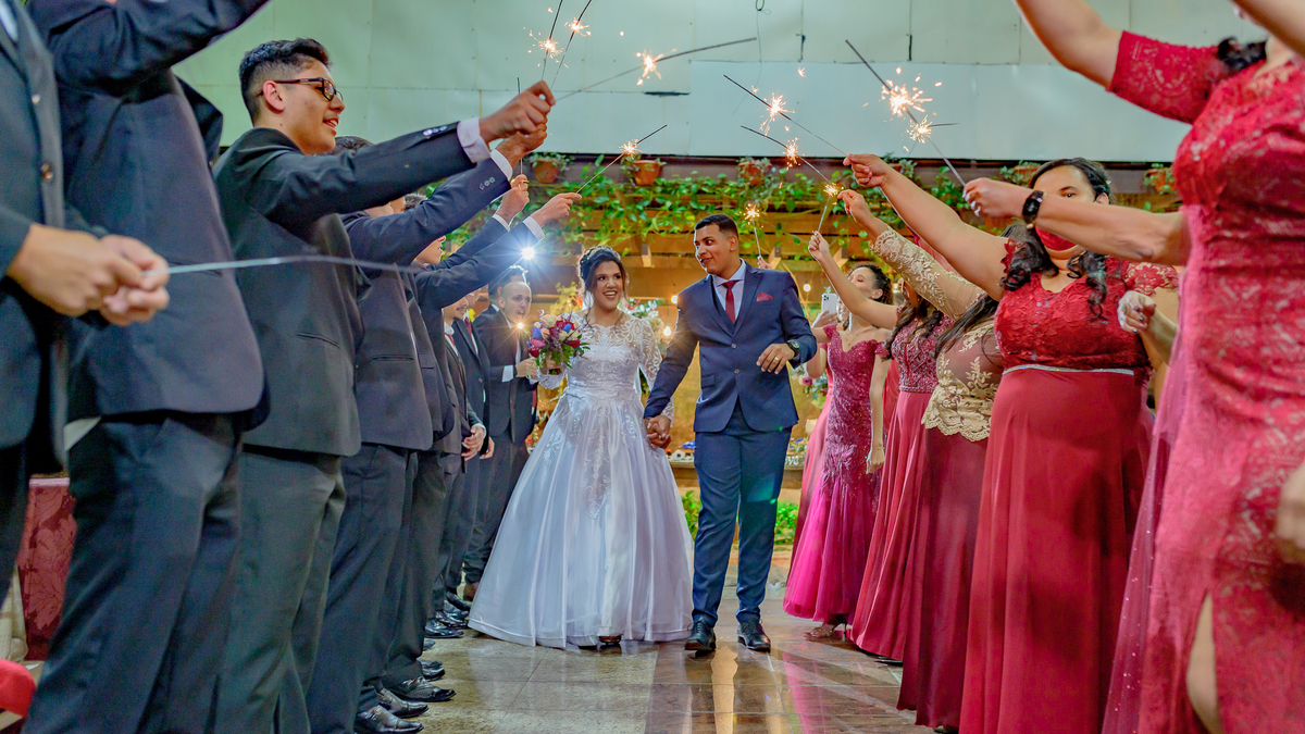 Cerimonia de Casamento no salão Are e Anne em São Gonçalo - RJ.  Noivo, noiva, padrinhos, decoração e iluminação, tudo estava perfeito.