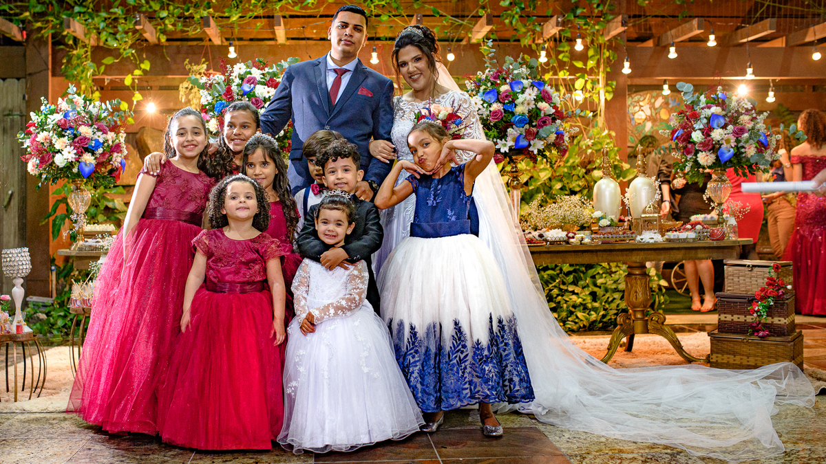 Cerimonia de Casamento no salão Are e Anne em São Gonçalo - RJ.  Noivo, noiva, padrinhos, decoração e iluminação, tudo estava perfeito.