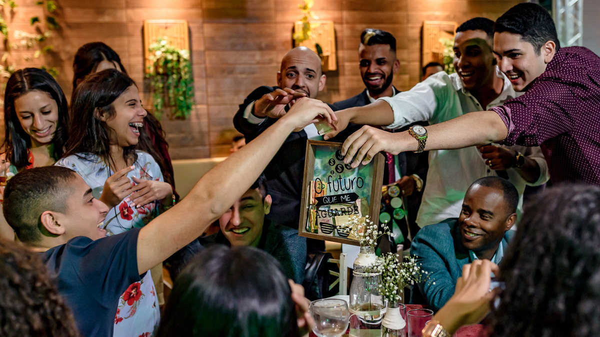 Cerimonia de Casamento no salão Are e Anne em São Gonçalo - RJ.  Noivo, noiva, padrinhos, decoração e iluminação, tudo estava perfeito.