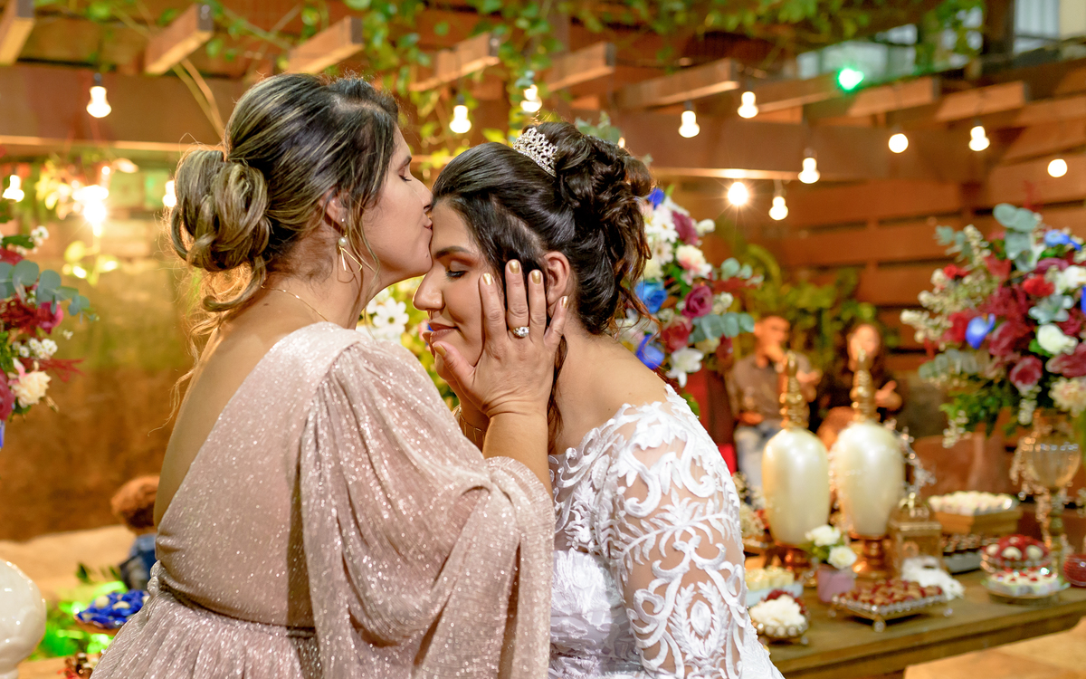 Cerimonia de Casamento no salão Are e Anne em São Gonçalo - RJ.  Noivo, noiva, padrinhos, decoração e iluminação, tudo estava perfeito.