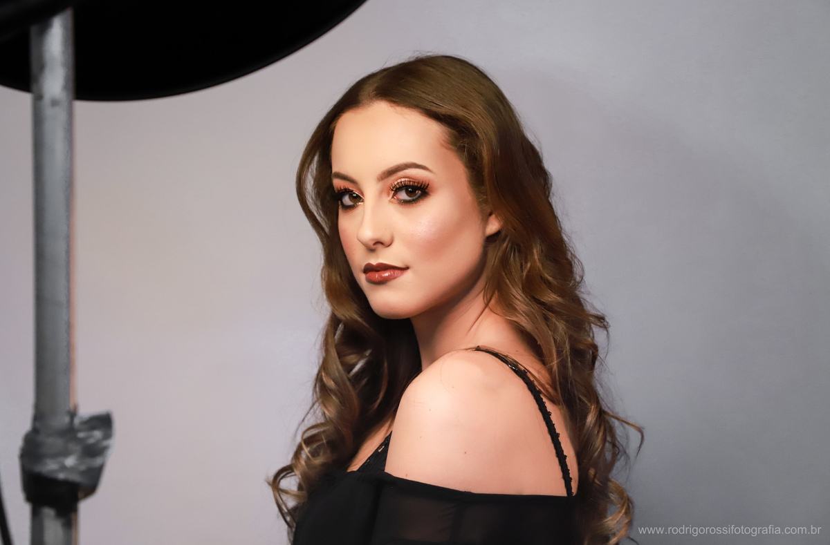 Modelo: Cristine Boff Sartor. Fotógrafo: Rodrigo Rossi. Make & Hair: Gelson Godoy & Morgana Bolzan. Apoio: Fabio Grison & Gabriel Lain. Caxias do Sul, 2018. Todos os direitos reservados. 