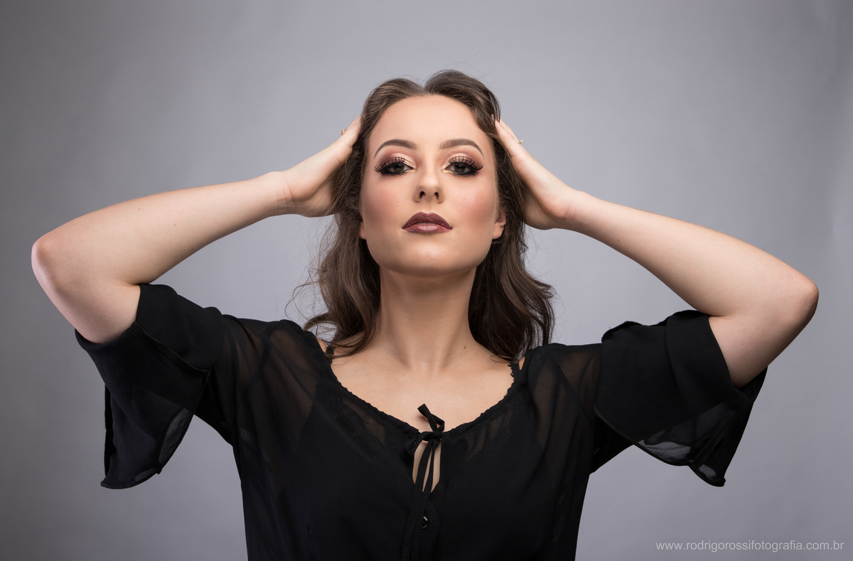 Modelo: Cristine Boff Sartor. Fotógrafo: Rodrigo Rossi. Make & Hair: Gelson Godoy & Morgana Bolzan. Apoio: Fabio Grison & Gabriel Lain. Caxias do Sul, 2018. Todos os direitos reservados. 