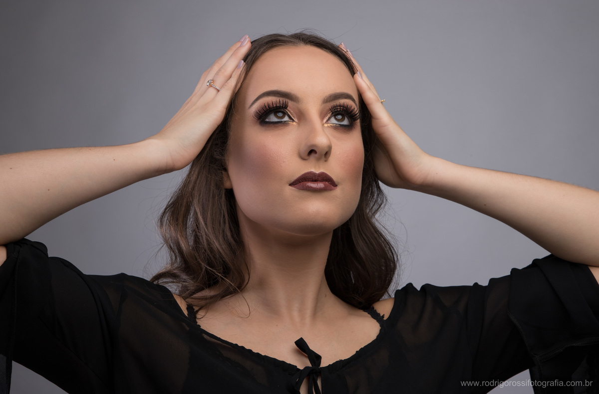 Modelo: Cristine Boff Sartor. Fotógrafo: Rodrigo Rossi. Make & Hair: Gelson Godoy & Morgana Bolzan. Apoio: Fabio Grison & Gabriel Lain. Caxias do Sul, 2018. Todos os direitos reservados. 