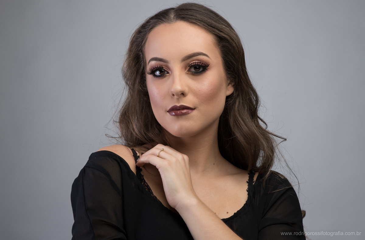 Modelo: Cristine Boff Sartor. Fotógrafo: Rodrigo Rossi. Make & Hair: Gelson Godoy & Morgana Bolzan. Apoio: Fabio Grison & Gabriel Lain. Caxias do Sul, 2018. Todos os direitos reservados. 