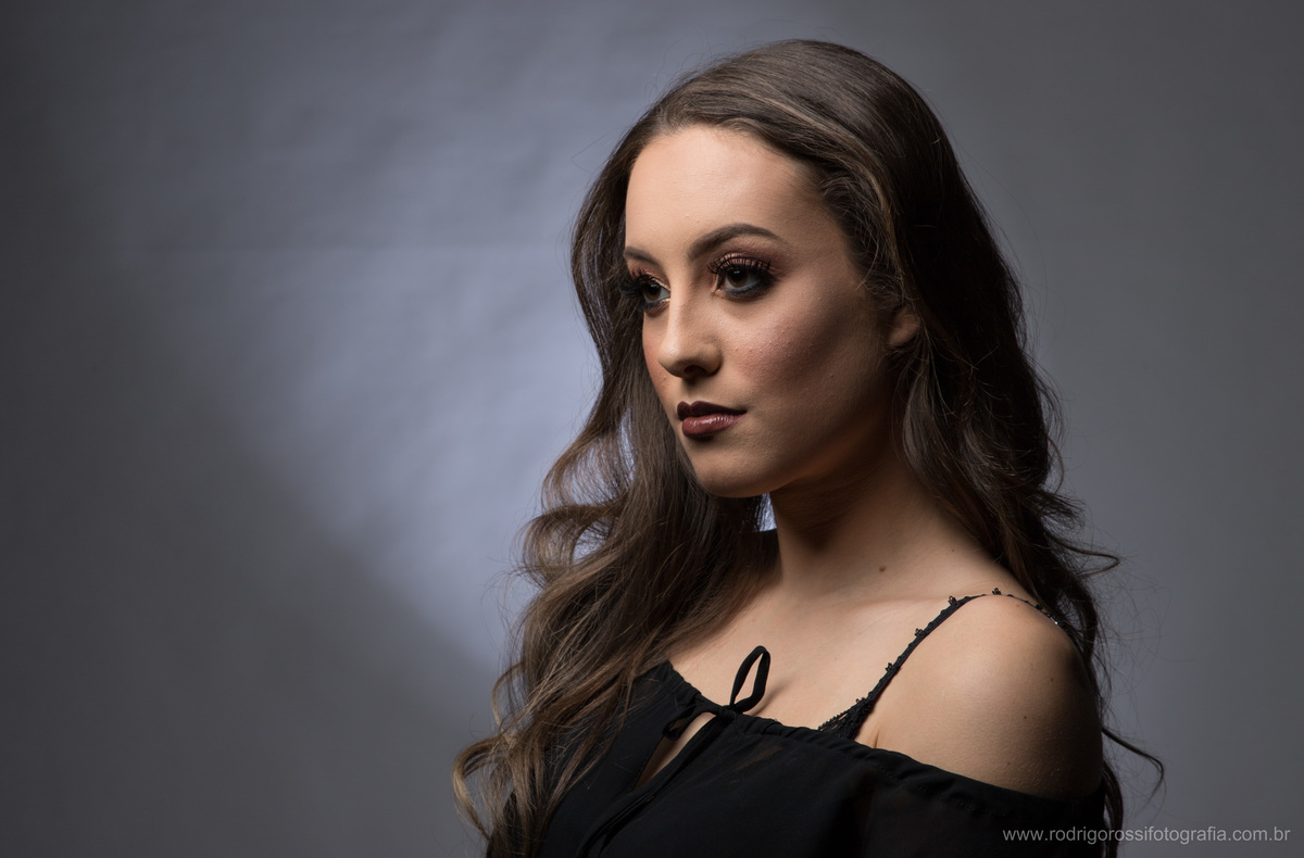 Modelo: Cristine Boff Sartor. Fotógrafo: Rodrigo Rossi. Make & Hair: Gelson Godoy & Morgana Bolzan. Apoio: Fabio Grison & Gabriel Lain. Caxias do Sul, 2018. Todos os direitos reservados. 