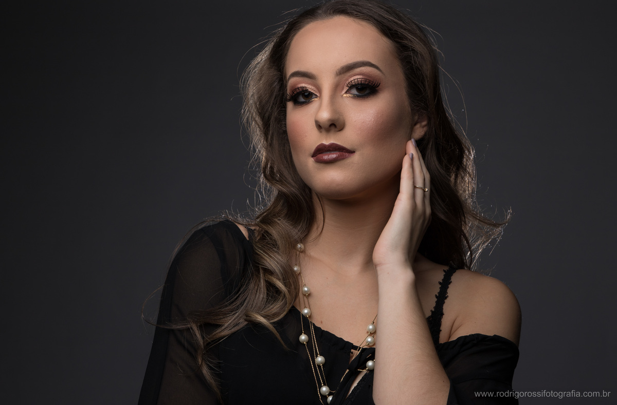 Modelo: Cristine Boff Sartor. Fotógrafo: Rodrigo Rossi. Make & Hair: Gelson Godoy & Morgana Bolzan. Apoio: Fabio Grison & Gabriel Lain. Caxias do Sul, 2018. Todos os direitos reservados. 