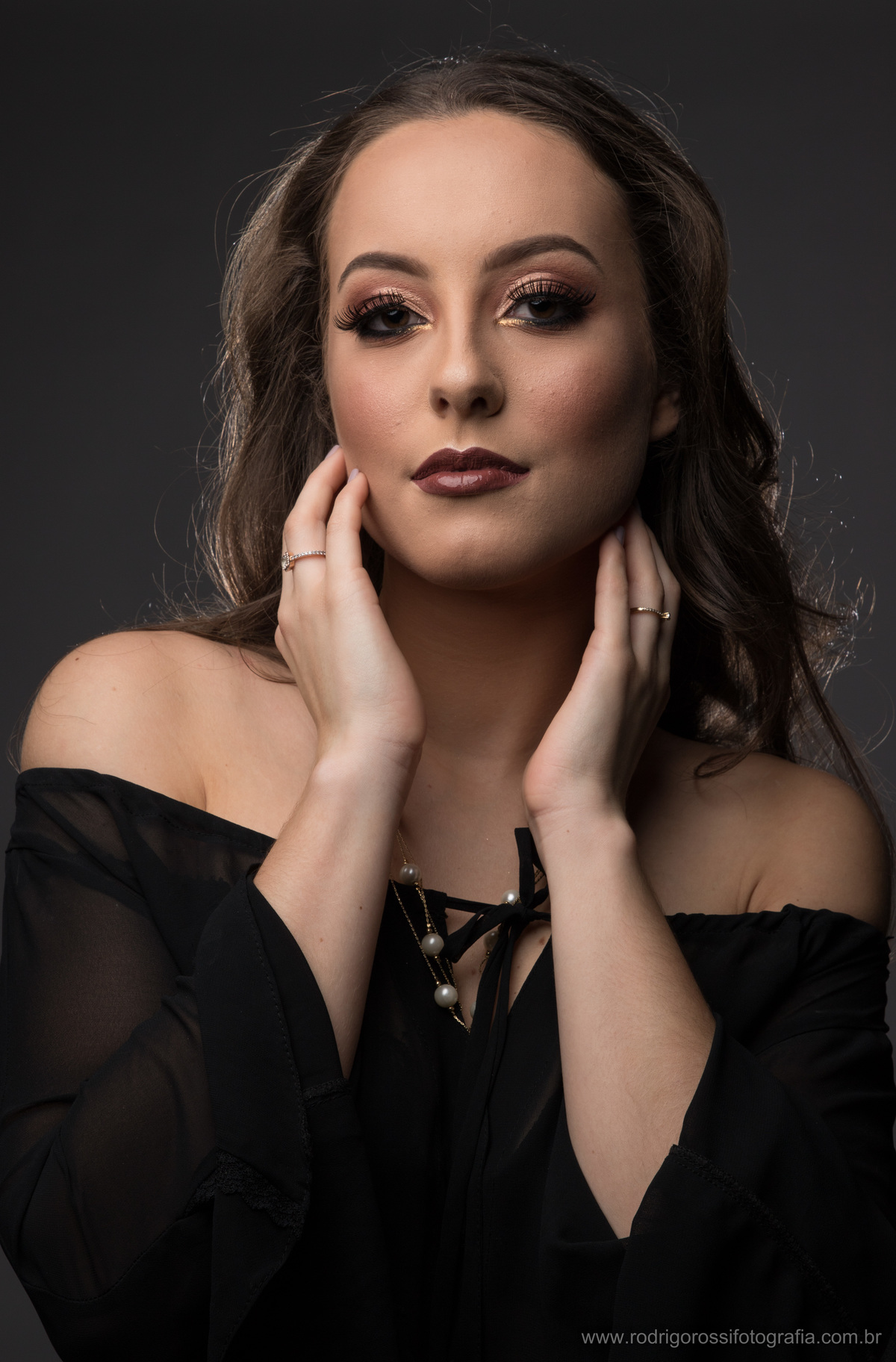 Modelo: Cristine Boff Sartor. Fotógrafo: Rodrigo Rossi. Make & Hair: Gelson Godoy & Morgana Bolzan. Apoio: Fabio Grison & Gabriel Lain. Caxias do Sul, 2018. Todos os direitos reservados. 