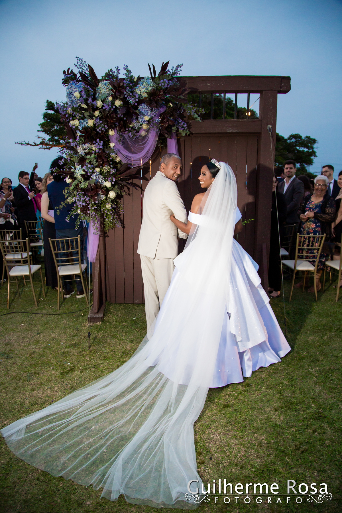Casamento do lindo casal Nathalia Barbosa de Oliveira e Vinícius Madruga, local Paraíso Espaço de Eventos CERIMONIAL - Rosane Nunes, vestido de Georgia Schmaedecke, GASTRONOMIA- DARQUÊS EVENTOS, PASSADEIRA ESPELHO PROJECTSOM,BAR DE DRINKS- FLAVOR, DDING B