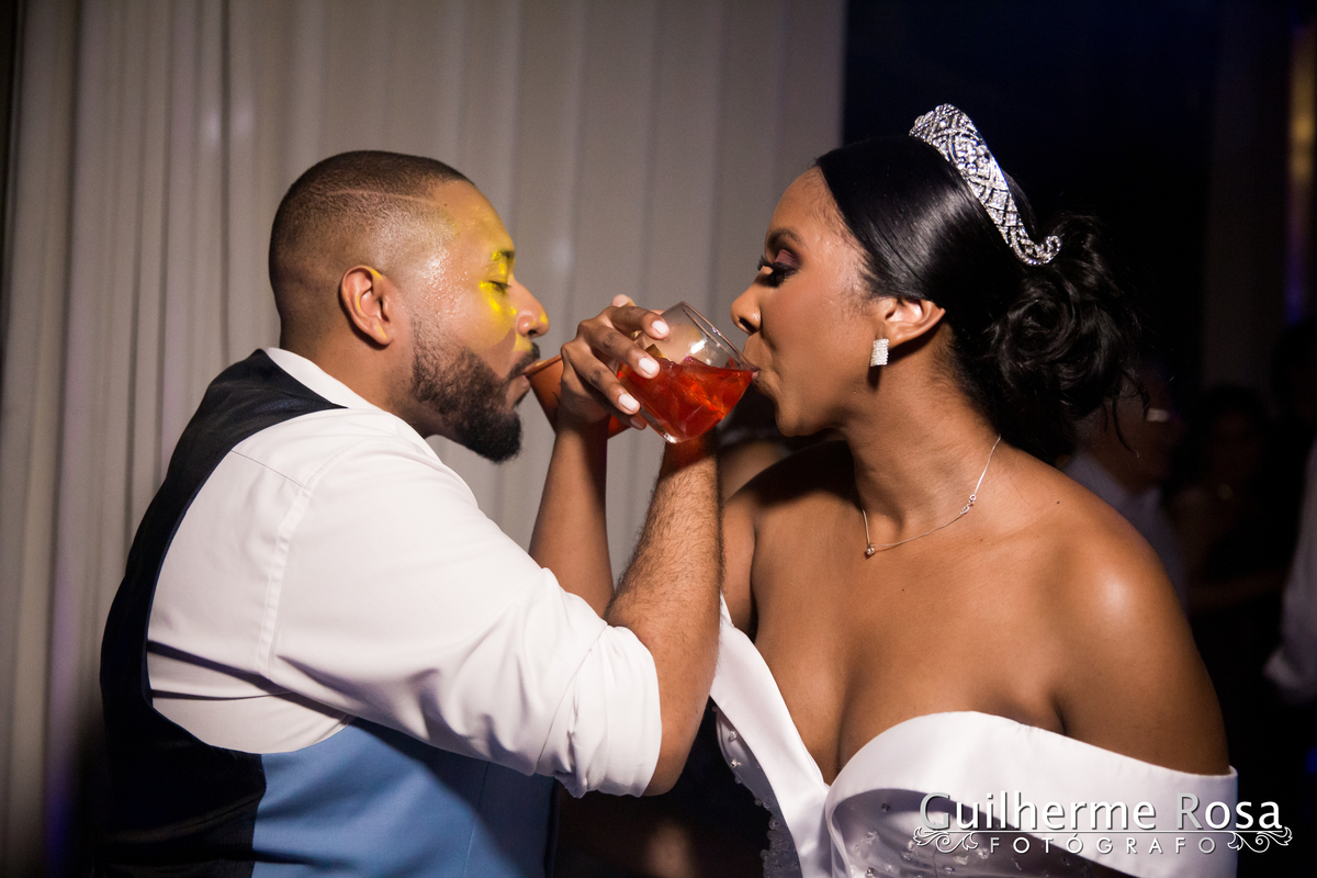 Casamento do lindo casal Nathalia Barbosa de Oliveira e Vinícius Madruga, local Paraíso Espaço de Eventos CERIMONIAL - Rosane Nunes, vestido de Georgia Schmaedecke, GASTRONOMIA- DARQUÊS EVENTOS, PASSADEIRA ESPELHO PROJECTSOM,BAR DE DRINKS- FLAVOR, DDING B